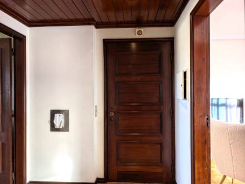 Habitação no último piso com terraço e vistas a poente !