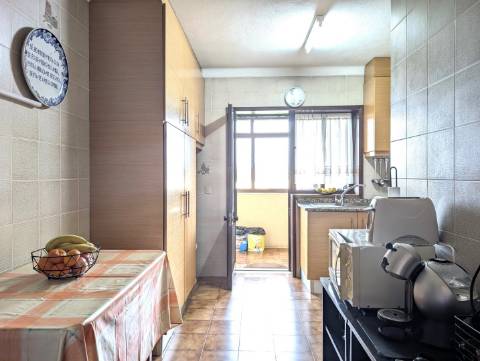 Habitação no último piso com terraço e vistas a poente !