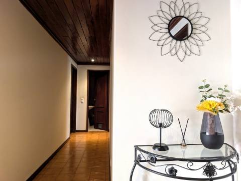 Habitação no último piso com terraço e vistas a poente !