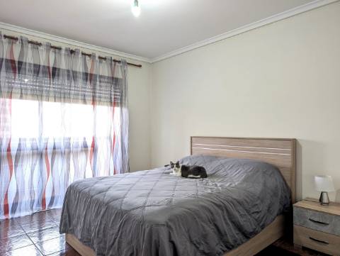 Habitação no último piso com terraço e vistas a poente !
