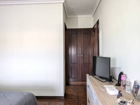 Habitação no último piso com terraço e vistas a poente !
