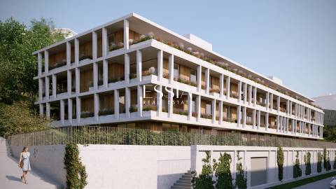 Apartamento T4 com Varanda