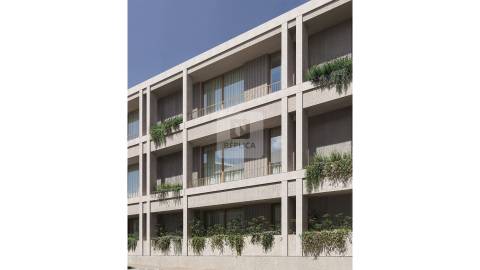 Apartamento T3 com Terraço e  Estacionamento Privativo no Pinheiro Manso