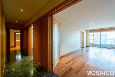 Apartamento T4 Arrendamento em Ramalde,Porto