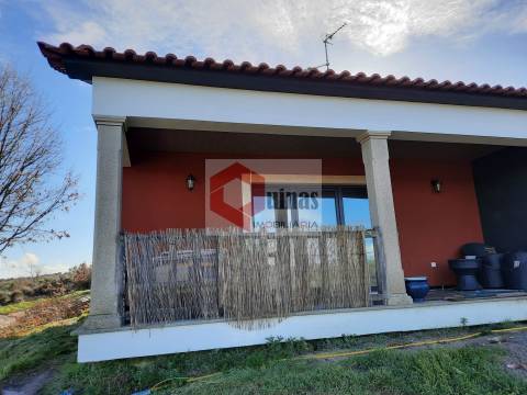 Moradia T3 com terreno e garagem, Abitureira