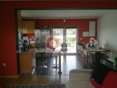 Moradia T3 com terreno e garagem, Abitureira