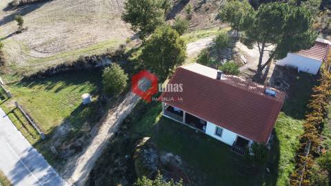 Moradia T3 com terreno e garagem, Abitureira