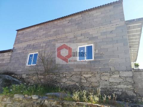 Venda Casa Antiga e  Armazém com Terreno, na Miuzela