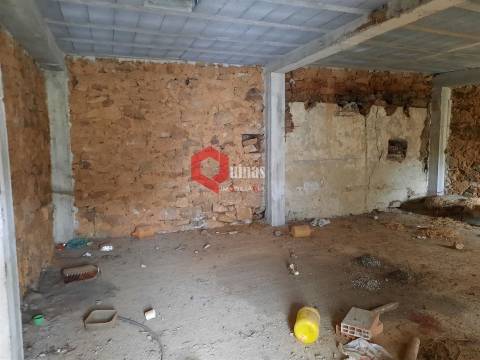 Casa antiga para remodelar no Soito