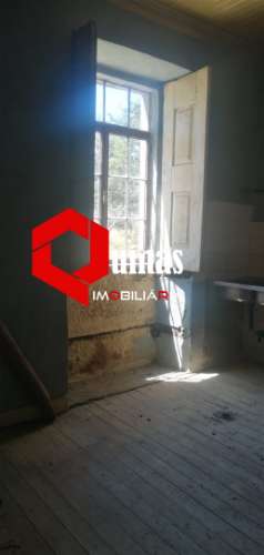 Moradia com terreno para restaurar