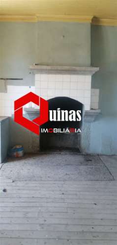 Moradia com terreno para restaurar