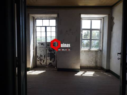 Moradia com terreno para restaurar