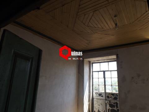 Moradia com terreno para restaurar