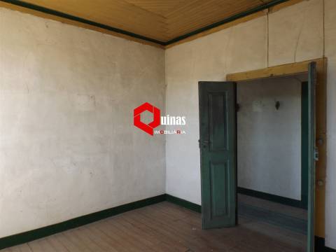 Moradia com terreno para restaurar