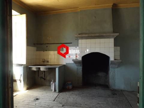 Moradia com terreno para restaurar