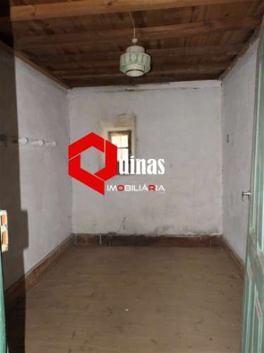 Moradia com terreno para restaurar