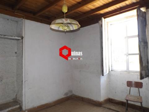 Moradia com terreno para restaurar