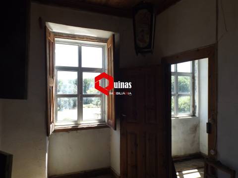 Moradia com terreno para restaurar