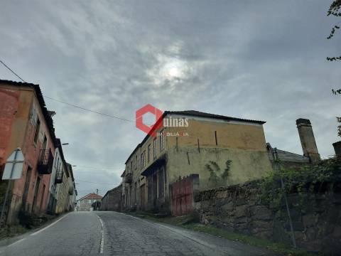 Casa com quintal para remodelar