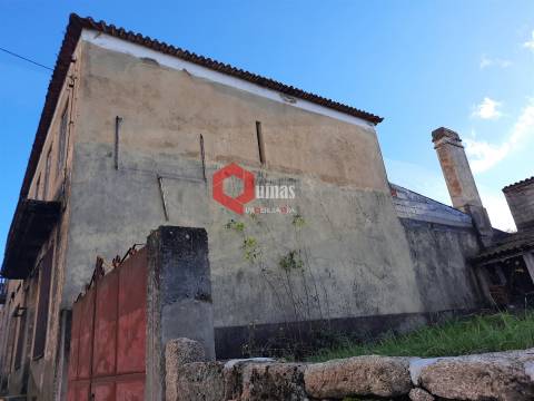 Casa com quintal para remodelar