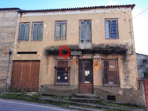 Casa com quintal para remodelar