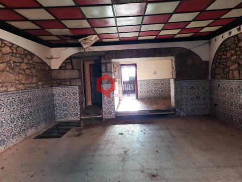 Casa com quintal para remodelar