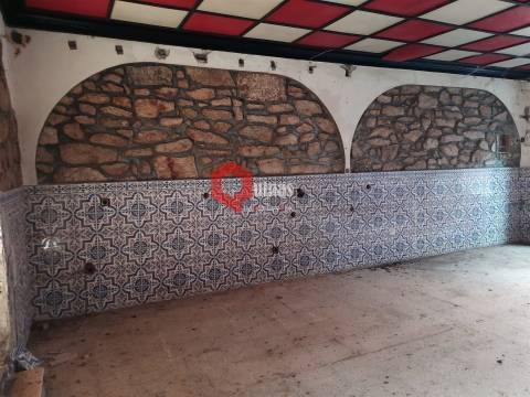 Casa com quintal para remodelar