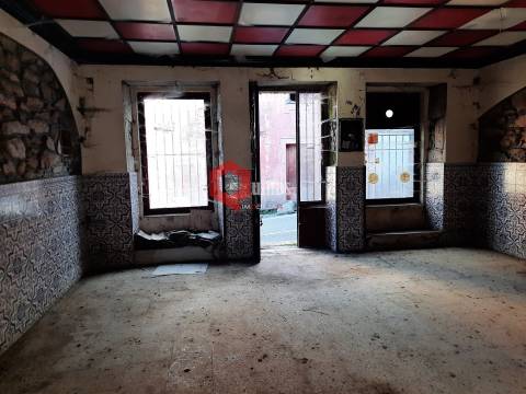 Casa com quintal para remodelar