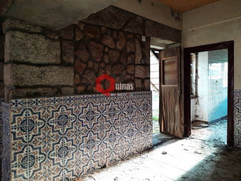 Casa com quintal para remodelar