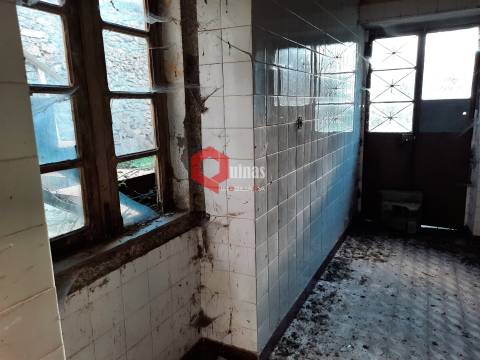 Casa com quintal para remodelar