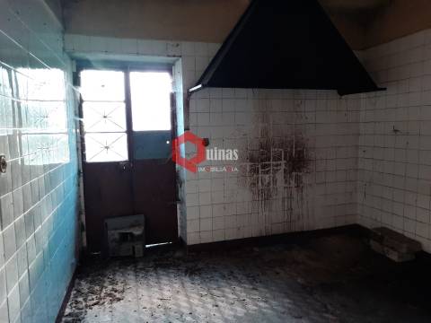 Casa com quintal para remodelar