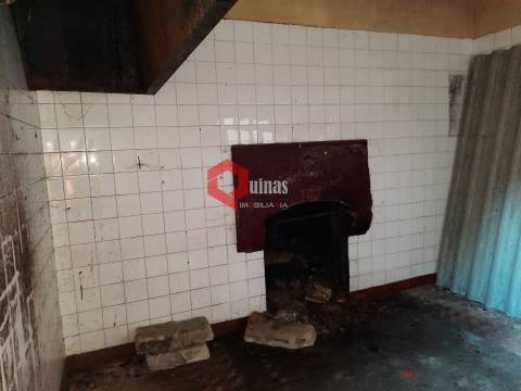 Casa com quintal para remodelar