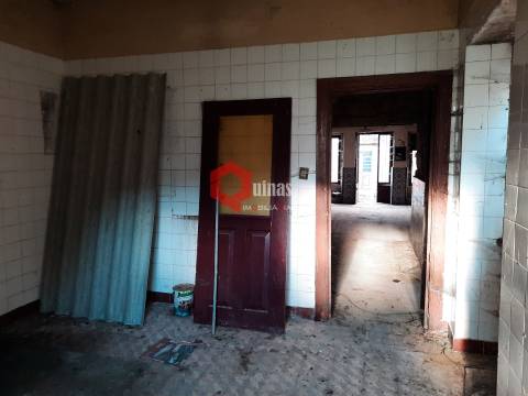 Casa com quintal para remodelar