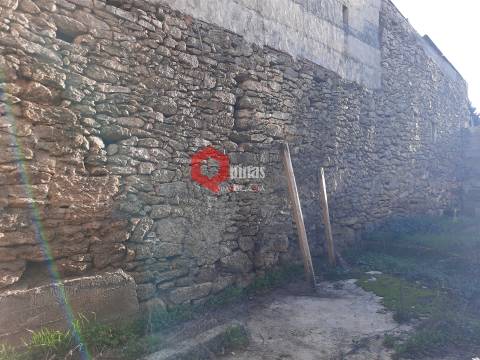 Casa com quintal para remodelar