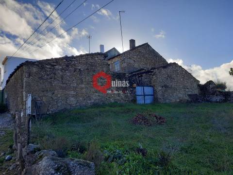 Casa Rústica com terreno para venda na Aldeia Velha