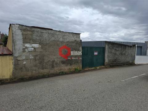 Edificio T3 com terreno e anexo para remodelar.