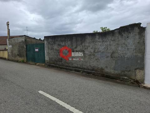 Edificio T3 com terreno e anexo para remodelar.