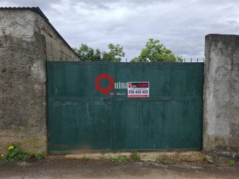 Edificio T3 com terreno e anexo para remodelar.