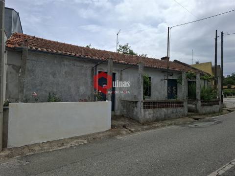 Edificio T3 com terreno e anexo para remodelar.