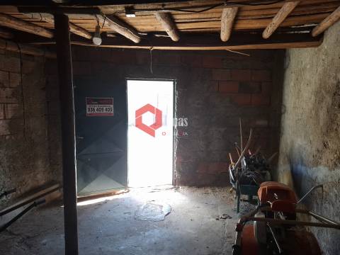 Edificio T3 com terreno e anexo para remodelar.