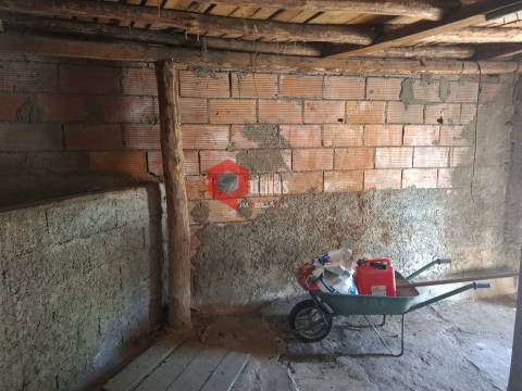 Edificio T3 com terreno e anexo para remodelar.