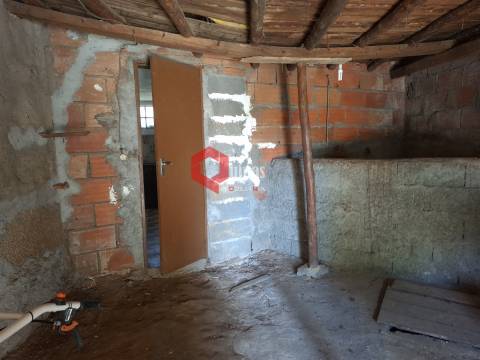 Edificio T3 com terreno e anexo para remodelar.