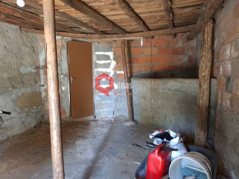 Edificio T3 com terreno e anexo para remodelar.