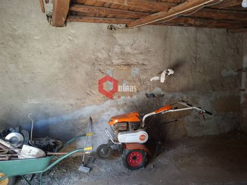 Edificio T3 com terreno e anexo para remodelar.