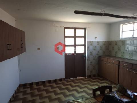 Edificio T3 com terreno e anexo para remodelar.