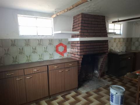 Edificio T3 com terreno e anexo para remodelar.