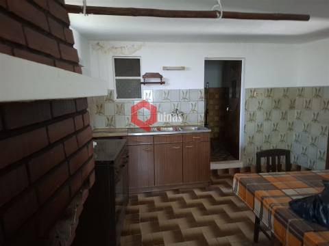 Edificio T3 com terreno e anexo para remodelar.