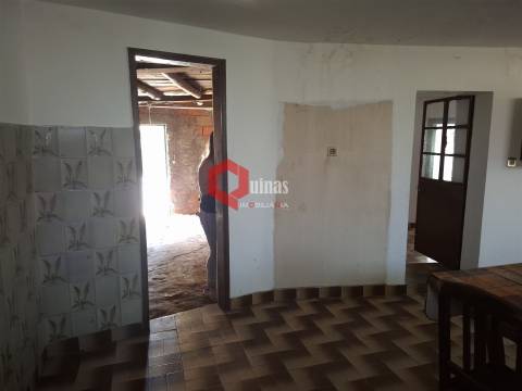 Edificio T3 com terreno e anexo para remodelar.