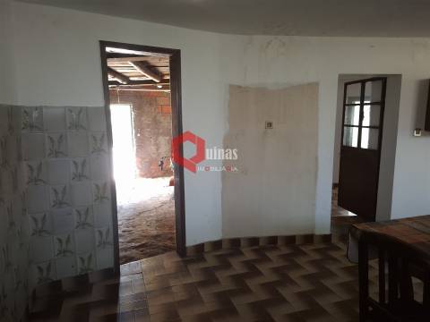 Edificio T3 com terreno e anexo para remodelar.