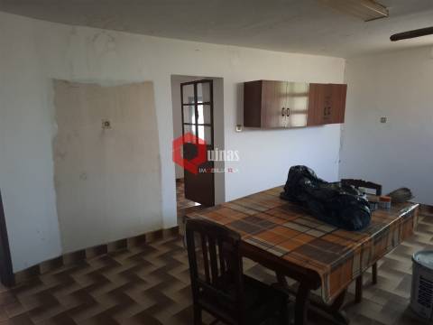 Edificio T3 com terreno e anexo para remodelar.